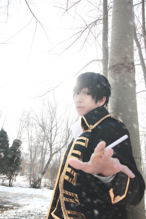 银魂 土方十四郎Cosplay ，还是很棒的，必须鼓励下[嘻嘻]
角色 土方十四郎     cn:  寒尘 
staff摄影：Sylph化妆：二秋后期：寒尘 bcy.net/coser/detail/11185/166592