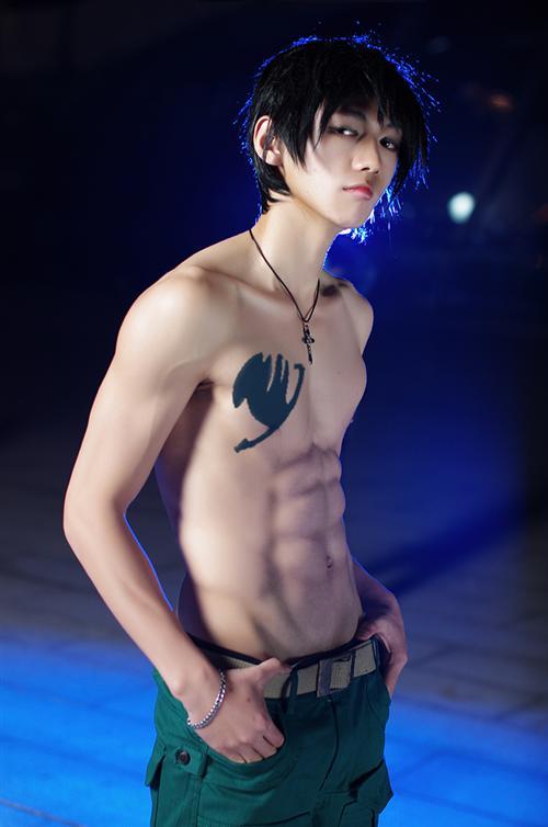 妖精的尾巴格雷帅气Cosplay   身材很棒 还原度还要再加油[晕]
角色 格雷·佛尔帕斯塔    
CN：紫火
摄影：麻薯、赤瞳、嘲风
后勤：漠然、 咿哟 小乳 小舞 国航 猫儿 
后期：小半
化妆：小米
摄影器材：依然  转自：bcy.net/coser/detail/26590/172859