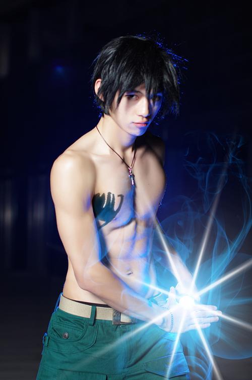 妖精的尾巴格雷帅气Cosplay   身材很棒 还原度还要再加油[晕]
角色 格雷·佛尔帕斯塔    
CN：紫火
摄影：麻薯、赤瞳、嘲风
后勤：漠然、 咿哟 小乳 小舞 国航 猫儿 
后期：小半
化妆：小米
摄影器材：依然  转自：bcy.net/coser/detail/26590/172859