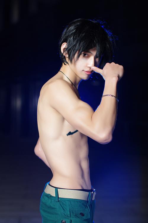 妖精的尾巴格雷帅气Cosplay   身材很棒 还原度还要再加油[晕]
角色 格雷·佛尔帕斯塔    
CN：紫火
摄影：麻薯、赤瞳、嘲风
后勤：漠然、 咿哟 小乳 小舞 国航 猫儿 
后期：小半
化妆：小米
摄影器材：依然  转自：bcy.net/coser/detail/26590/172859