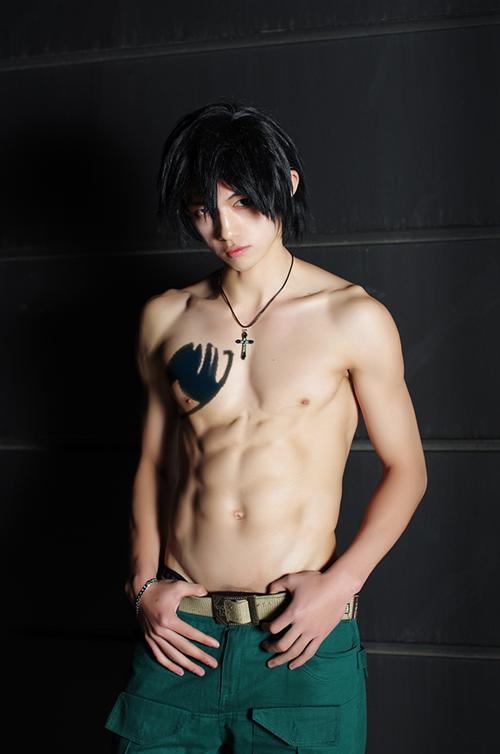 妖精的尾巴格雷帅气Cosplay   身材很棒 还原度还要再加油[晕]
角色 格雷·佛尔帕斯塔    
CN：紫火
摄影：麻薯、赤瞳、嘲风
后勤：漠然、 咿哟 小乳 小舞 国航 猫儿 
后期：小半
化妆：小米
摄影器材：依然  转自：bcy.net/coser/detail/26590/172859