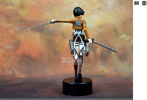 进击的巨人三笠.阿克曼手办  总共两款：大号（高21cm，129.00元） 小号（14.5cm，39.00元）MADE IN CHINA 的手办这个价格和质量应该算不错的，购买链接：http://detail.tmall.com/item.htm?id=38111693140&ali_trackid=2:mm_45107107_4164060_13506609:1424843885_2k2_917679020&clk1=e41a29d6cd84f0c929eca5203f6f8e00&spm=0.0.0.0.v4wAvH