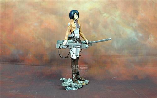 进击的巨人三笠.阿克曼手办  总共两款：大号（高21cm，129.00元） 小号（14.5cm，39.00元）MADE IN CHINA 的手办这个价格和质量应该算不错的，购买链接：http://detail.tmall.com/item.htm?id=38111693140&ali_trackid=2:mm_45107107_4164060_13506609:1424843885_2k2_917679020&clk1=e41a29d6cd84f0c929eca5203f6f8e00&spm=0.0.0.0.v4wAvH