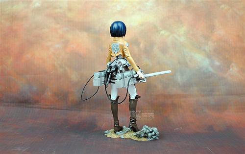 进击的巨人三笠.阿克曼手办  总共两款：大号（高21cm，129.00元） 小号（14.5cm，39.00元）MADE IN CHINA 的手办这个价格和质量应该算不错的，购买链接：http://detail.tmall.com/item.htm?id=38111693140&ali_trackid=2:mm_45107107_4164060_13506609:1424843885_2k2_917679020&clk1=e41a29d6cd84f0c929eca5203f6f8e00&spm=0.0.0.0.v4wAvH