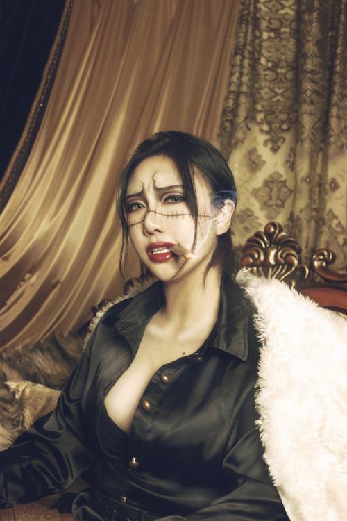 克洛克达尔Cosplay  性转,御姐驾到，气场爆棚！！后期的质感好棒啊！！！！人也美，腿也长！！[花心]  角色 沙·克洛克达尔     cn:  伊莱凡斯 
staff摄影：轩辕  小白化妆：自理后期：自理 bcy.net/coser/detail/9399/174856