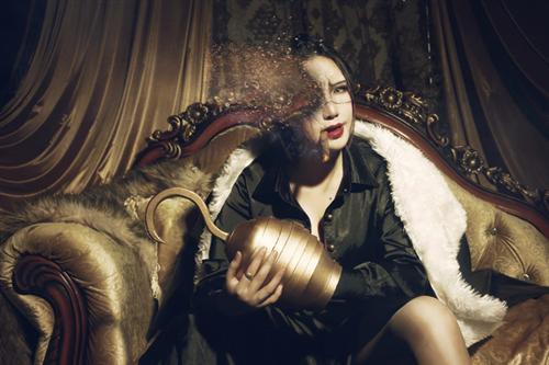 克洛克达尔Cosplay  性转,御姐驾到，气场爆棚！！后期的质感好棒啊！！！！人也美，腿也长！！[花心]  角色 沙·克洛克达尔     cn:  伊莱凡斯 
staff摄影：轩辕  小白化妆：自理后期：自理 bcy.net/coser/detail/9399/174856