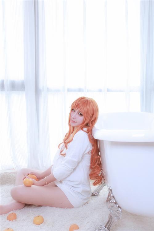 海贼王小贼猫娜美喷血Cosplay    [怒骂] cn:  伊莱凡斯 
staff摄影：帝人化妆：伊莱凡斯后期：伊莱凡斯  bcy.net/coser/detail/9399/128254