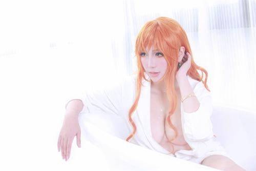 海贼王小贼猫娜美喷血Cosplay    [怒骂] cn:  伊莱凡斯 
staff摄影：帝人化妆：伊莱凡斯后期：伊莱凡斯  bcy.net/coser/detail/9399/128254