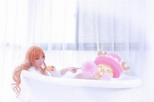 海贼王小贼猫娜美喷血Cosplay    [怒骂] cn:  伊莱凡斯 
staff摄影：帝人化妆：伊莱凡斯后期：伊莱凡斯  bcy.net/coser/detail/9399/128254