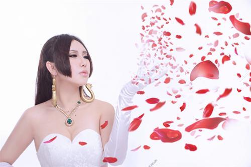 海贼王御姐 女帝Cosplay 美腻 ⊙▽⊙角色 女帝 波雅·汉库克     cn:  伊莱凡斯 
staff摄影：舞指化妆：自理后期：自理协力：馥瑾  bcy.net/coser/detail/9399/102426