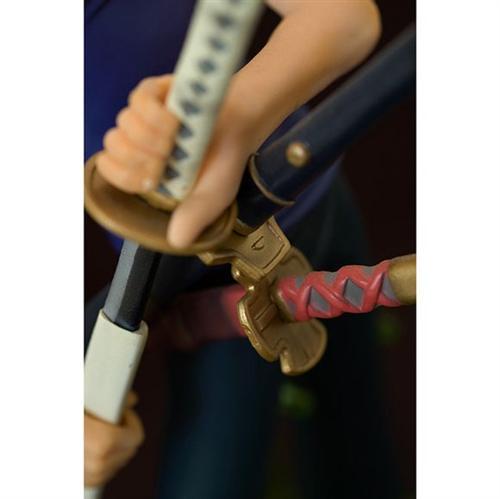 #海贼王P.O.P 系列#角色： 罗罗诺亚·索隆(ロロノア・ゾロ)
系列： P.O.P Series 1
造型师： Layup (レイアップ)
发售价： ¥3990日元
发售日期：2004/04
高度： 230mm
限定： 否