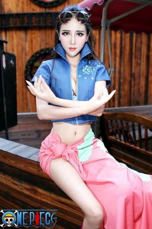 海贼王妮可罗宾Cosplay，身材很棒，妆化的有点过[晕]