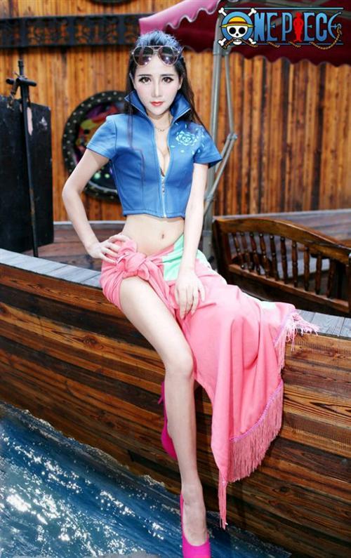 海贼王妮可罗宾Cosplay，身材很棒，妆化的有点过[晕]
