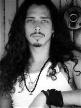 罗布.路奇 RobLucci 原型是1964年出生的美国摇滚歌手克里斯·康内尔。同时名字也很值得玩味，Rob就是英语“抢夺” ，Lucci则是意大利语“光明” 合起来就是“抢夺光明”的意思。