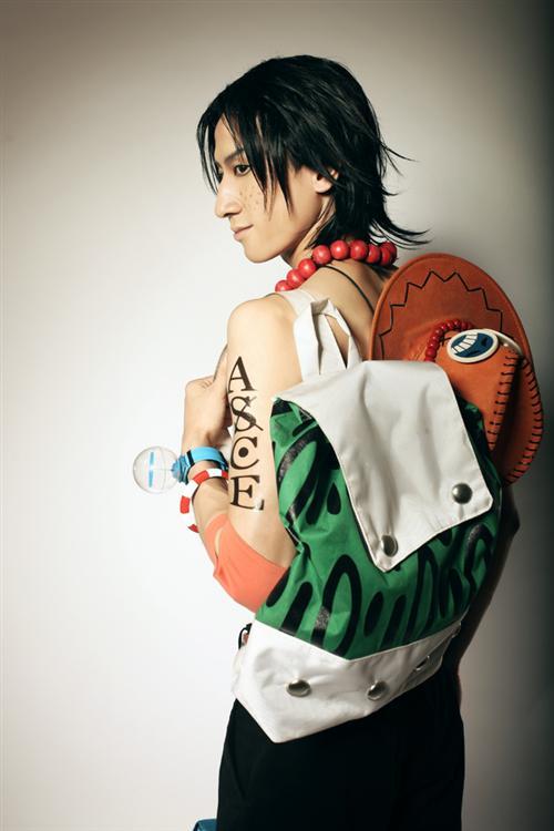 海贼王艾斯Cosplay 超气质还原[花心] cn:  漩涡鸣仙  bcy.net/coser/detail/20632/179230