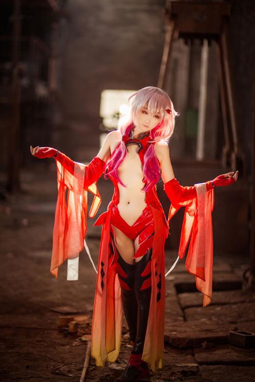 【Cosplay欣赏】罪恶王冠 楪祈金鱼装 Cosplay
角色 楪祈     cn:  面瘫少女菌子酱Cosplay
staff摄影：我是文艺天少  镜铭玄心化妆：面瘫少女菌子酱后期：抱抱协力：面瘫少女菌子酱 bcy.net/coser/detail/15908/189828