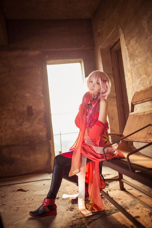 【Cosplay欣赏】罪恶王冠 楪祈金鱼装 Cosplay
角色 楪祈     cn:  面瘫少女菌子酱Cosplay
staff摄影：我是文艺天少  镜铭玄心化妆：面瘫少女菌子酱后期：抱抱协力：面瘫少女菌子酱 bcy.net/coser/detail/15908/189828