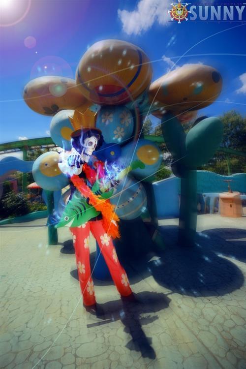 #桑尼社#海贼王布鲁克Cosplay 有心了，虽然是神还原，但是感觉怪怪的   http://weibo.com/5090754263/Bu9tyuRGz