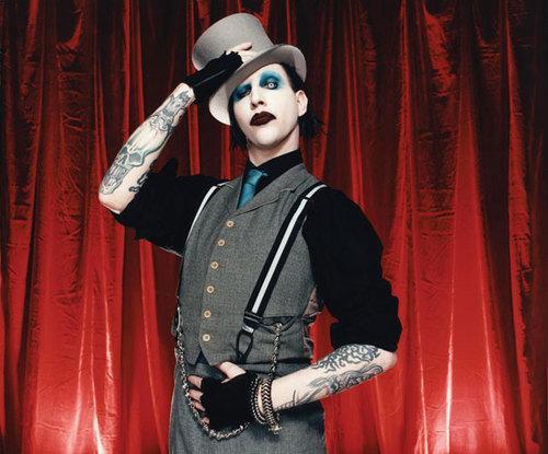 拉非特 Laffitte 黑胡子海贼团航海士，能力者（可能是动物系天鹅果实），能背长双翼飞行，催眠术；原为西海保安官，因过度使用暴力在那里声名狼藉，被驱逐出境。原型为休克摇滚乐手玛丽莲曼森，此人以苍白恐怖的化妆和肢体穿洞闻名，他的音乐推崇自杀、死亡、暴力和仇恨。由此可知拉非特的个性特点了吧