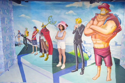 香港海贼王3D奇幻世界最特别的就是利用3D绘画技术制造出视觉的错觉，令人仿似身在其境中。对于粉丝来说，能够活跃于漫画的场景中的确令人兴奋，除了可以跟各位主角合照留影，还可以摆出各种姿势，还原原著中的情景！但是一个人拍一张至少花30秒，可以想象人潮时会是什么结果了[思考]