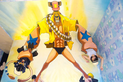 香港海贼王3D奇幻世界最特别的就是利用3D绘画技术制造出视觉的错觉，令人仿似身在其境中。对于粉丝来说，能够活跃于漫画的场景中的确令人兴奋，除了可以跟各位主角合照留影，还可以摆出各种姿势，还原原著中的情景！但是一个人拍一张至少花30秒，可以想象人潮时会是什么结果了[思考]