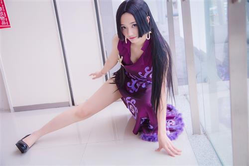 肤白貌美胸小女帝Cos，妹子萌萌哒[花心]  cn:  莲小玉 
staff摄影：鞘師的KIRABEN化妆：莲小玉后期：鞘師的KIRABEN