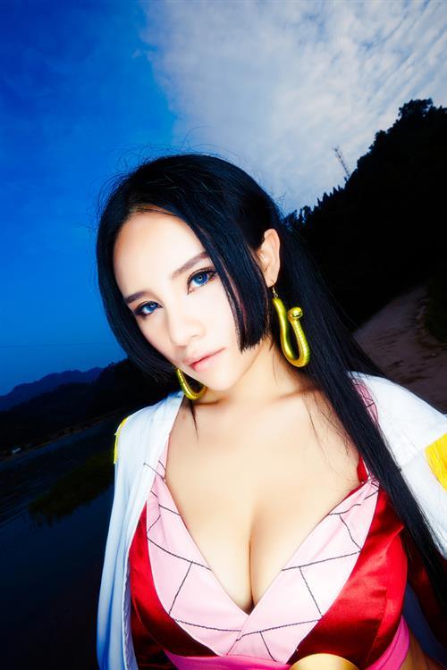 女帝波雅汉考克Cosplay[花心]，嘲讽姿势神还原[吃惊]
staff摄影：情心化妆：重庆西漫女帝-鼠鼠后期：重庆西漫女帝-鼠鼠
转自：bcy.net/coser/detail/20888/248128