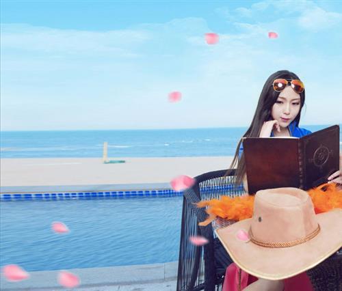 两年后罗宾娜美Cosplay [花心]
太美 (●＾U＾●)
妮可罗宾 cn: 江水月
娜美 cn: 你是我心_qq
staff摄影：长锋点绛唇 油条
bcy.net/coser/detail/37216/246203