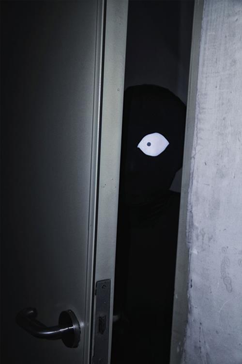 槽点人物黑衣人Cosplay  城会玩 跪了( •̀∀•́ )
阁下莫不是传说中的楼下小黑(๑• . •๑)
吓哭╭(°A°`)╮
神级还原
凶手身材这么棒我都舍不得抓呢（¯﹃¯）
慕名的笑了[哈哈]