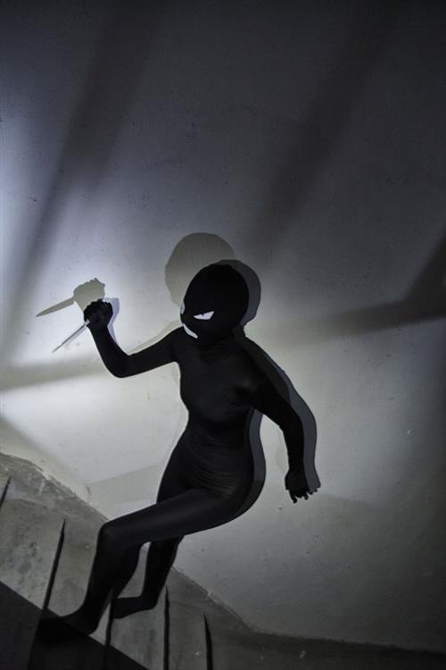 槽点人物黑衣人Cosplay  城会玩 跪了( •̀∀•́ )
阁下莫不是传说中的楼下小黑(๑• . •๑)
吓哭╭(°A°`)╮
神级还原
凶手身材这么棒我都舍不得抓呢（¯﹃¯）
慕名的笑了[哈哈]