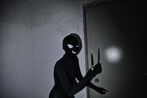 槽点人物黑衣人Cosplay  城会玩 跪了( •̀∀•́ )
阁下莫不是传说中的楼下小黑(๑• . •๑)
吓哭╭(°A°`)╮
神级还原
凶手身材这么棒我都舍不得抓呢（¯﹃¯）
慕名的笑了[哈哈]