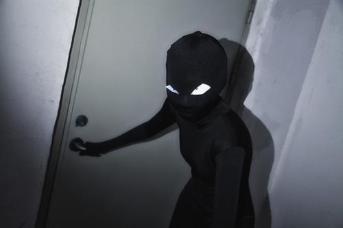 槽点人物黑衣人Cosplay  城会玩 跪了( •̀∀•́ )
阁下莫不是传说中的楼下小黑(๑• . •๑)
吓哭╭(°A°`)╮
神级还原
凶手身材这么棒我都舍不得抓呢（¯﹃¯）
慕名的笑了[哈哈]