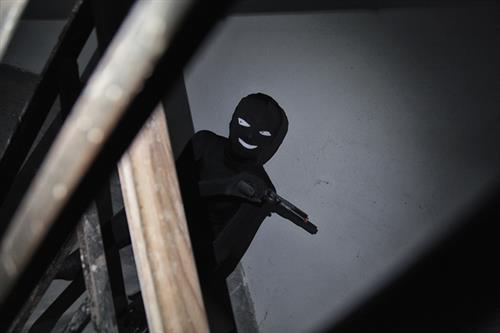 槽点人物黑衣人Cosplay  城会玩 跪了( •̀∀•́ )
阁下莫不是传说中的楼下小黑(๑• . •๑)
吓哭╭(°A°`)╮
神级还原
凶手身材这么棒我都舍不得抓呢（¯﹃¯）
慕名的笑了[哈哈]