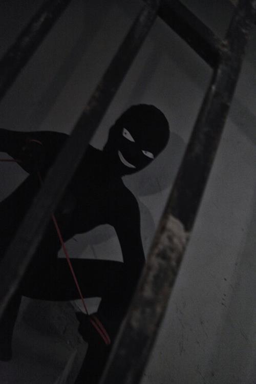 槽点人物黑衣人Cosplay  城会玩 跪了( •̀∀•́ )
阁下莫不是传说中的楼下小黑(๑• . •๑)
吓哭╭(°A°`)╮
神级还原
凶手身材这么棒我都舍不得抓呢（¯﹃¯）
慕名的笑了[哈哈]