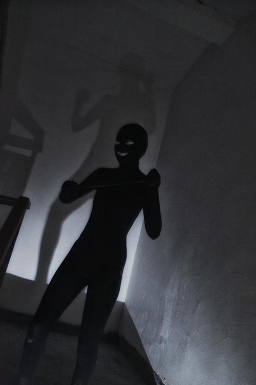 槽点人物黑衣人Cosplay  城会玩 跪了( •̀∀•́ )
阁下莫不是传说中的楼下小黑(๑• . •๑)
吓哭╭(°A°`)╮
神级还原
凶手身材这么棒我都舍不得抓呢（¯﹃¯）
慕名的笑了[哈哈]