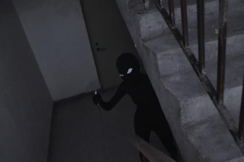 槽点人物黑衣人Cosplay  城会玩 跪了( •̀∀•́ )
阁下莫不是传说中的楼下小黑(๑• . •๑)
吓哭╭(°A°`)╮
神级还原
凶手身材这么棒我都舍不得抓呢（¯﹃¯）
慕名的笑了[哈哈]