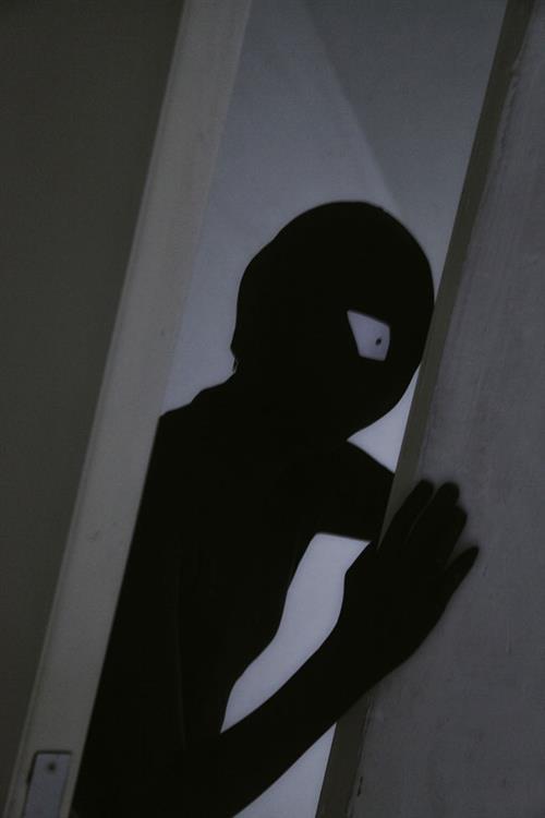 槽点人物黑衣人Cosplay  城会玩 跪了( •̀∀•́ )
阁下莫不是传说中的楼下小黑(๑• . •๑)
吓哭╭(°A°`)╮
神级还原
凶手身材这么棒我都舍不得抓呢（¯﹃¯）
慕名的笑了[哈哈]