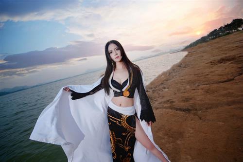 最新女帝波雅·汉库克Cosplay  气质 身材 神还原！棒棒哒！！好胸！[花心]
cn:  诡殊 
staff摄影：鑫叔化妆：诡殊后期：诡殊  鑫叔
bcy.net/coser/detail/1072/320383
