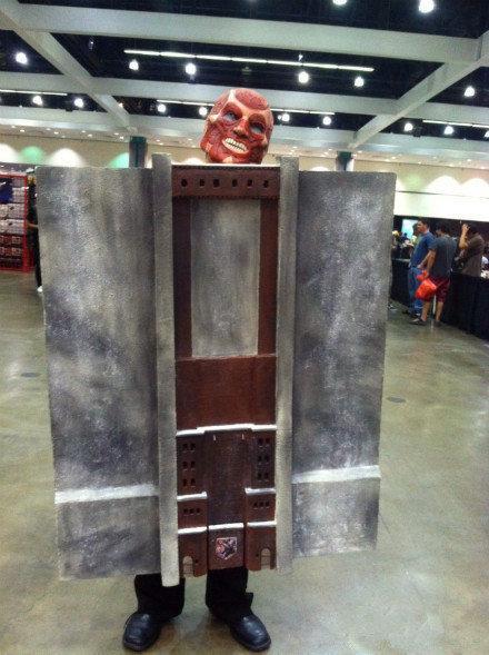 告诉你们什么叫专业精神 自带城墙的巨人