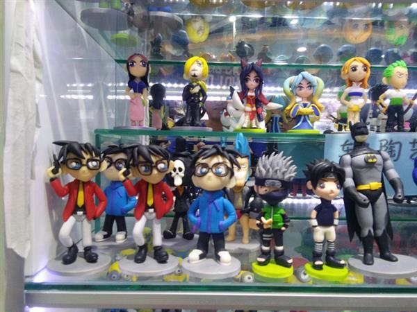 今天在郑州二七纪念塔，德化步行街晃了半天
吃了元太最爱的鳗鱼饭[嘻嘻]，量太少了，而且口感一般[晕]
还有捏陶工艺做的动漫人偶，除了不像之外还是挺走心的  @liuya 