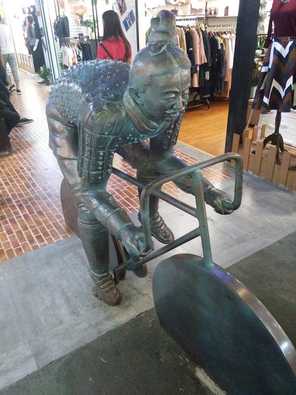 今天在郑州二七纪念塔，德化步行街晃了半天
吃了元太最爱的鳗鱼饭[嘻嘻]，量太少了，而且口感一般[晕]
还有捏陶工艺做的动漫人偶，除了不像之外还是挺走心的  @liuya 