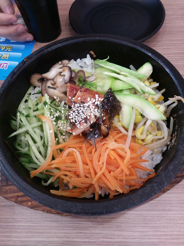 今天在郑州二七纪念塔，德化步行街晃了半天
吃了元太最爱的鳗鱼饭[嘻嘻]，量太少了，而且口感一般[晕]
还有捏陶工艺做的动漫人偶，除了不像之外还是挺走心的  @liuya 