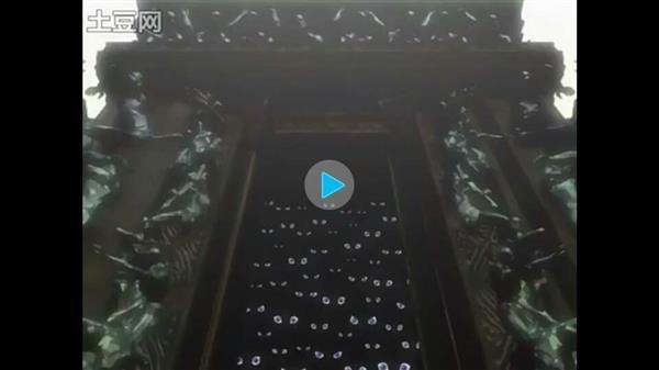 #动画# 钢之炼金术师03：第29话 无垢的孩子  http://v.youku.com/v_show/id_XNDkzODk4NDg0.html
貌似一些人体炼成的方法被揭示出来了，好残忍的现实，这个孩子的手臂竟然是爱德华的[吃惊]
原来人体炼成的等价交换就是自己的身体来交换，爱德华用自己的大腿换来了妈妈的肉身，用自己的胳膊换来了弟弟的灵魂，牛逼
司令绝壁是个坏蛋，只是不知道是最终boss，还是一个傀儡[思考]
另外日语中爱德华的发音是“爱德华多”，有意思[哈哈]
最后爱德华的师父也是个小波霸呀[花心]