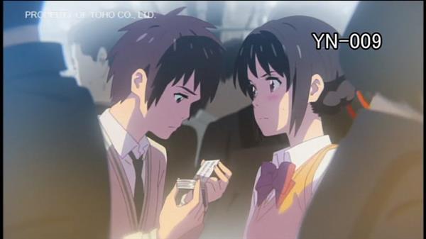 再来一波你的名字剧照，第一张图已经被吐槽到极致了。
话说那个打工的姐姐很有味道呀[花心]
第三张：这个动作想必是每个换身体之后男性的第一个动作吧[哈哈]