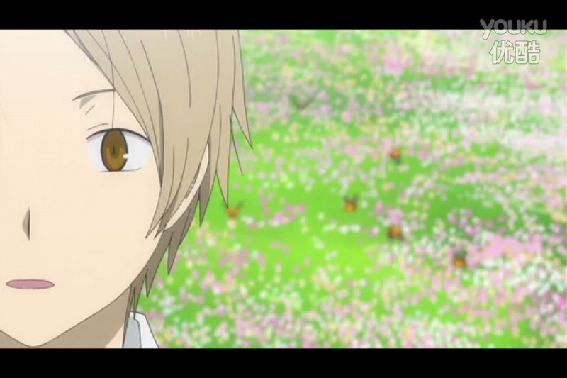 #夏目友人帐#这样的地方看着很舒服～有树有草有花有蝴蝶，我一个人能待一天。。。哦，还有夏目～～～