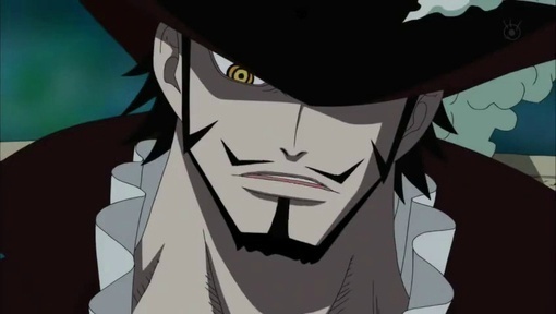 黑色短发，老鹰般锐利的黄色双瞳，蓄著短胡，头戴缀有白绒毛的黑礼帽，经常穿着酒红色的花纹上衣。个性沉稳冷静，剑术非常高超，刚柔兼备，挥出的剑压可直接改变子弹的轨道，被公认为“世界最强的剑士”。罗罗诺亚·索隆在与他交手后把他当做超越的对象，要打败他继而成为世界第一的剑士。