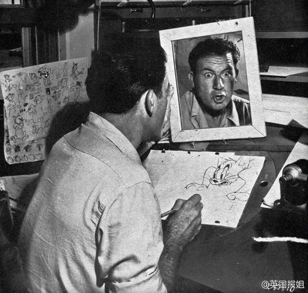 迪斯尼,米高梅,华纳早期的角色设计师和画师们都是对着镜子做表情，然后比照着画出一个个栩栩如生的生动形象，这大概就是所谓的专业吧