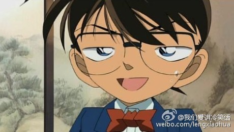 “我是高中生侦探工藤新一，当我跟青梅竹马的同学毛利兰一起到游乐园游玩时，却目击了黑暗组织的交易现场。当时我只顾着偷看交易，却忽略了从背后而来的另一个同伙。我被那个人强灌了毒药，等我醒来时，我的声优已经换人了。”