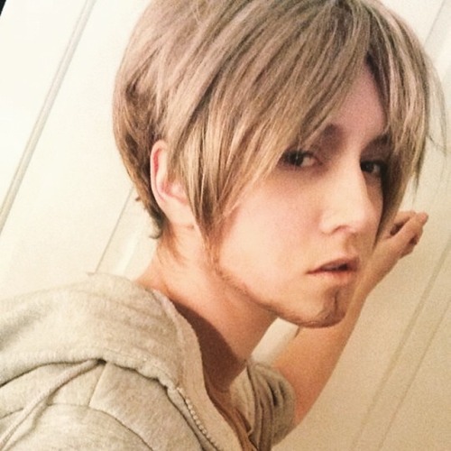 一位美国妹子cos进击的巨人男性角色也是帅了一脸啊，颜值一点都不输那个西班牙帅哥！不过第三张的腿毁了我全部好感。