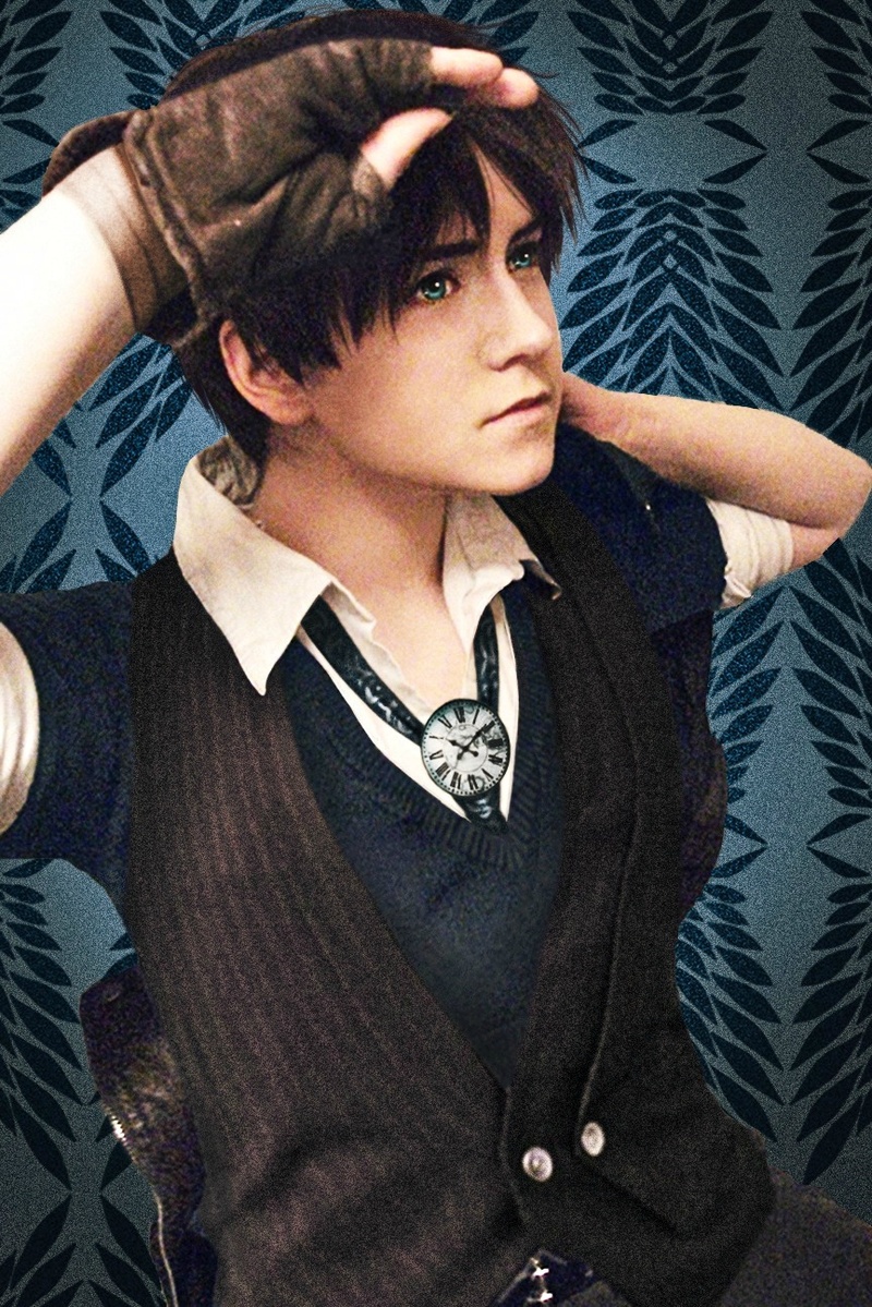 一位美国妹子cos进击的巨人男性角色也是帅了一脸啊，颜值一点都不输那个西班牙帅哥！不过第三张的腿毁了我全部好感。